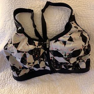 Victoria’s Secret front close sports bra